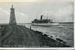 MT.fbm_.000053-Enkhuizen-Veerboot-van-der-Wyck-verlaat-de-haven-van-Enkhuizen